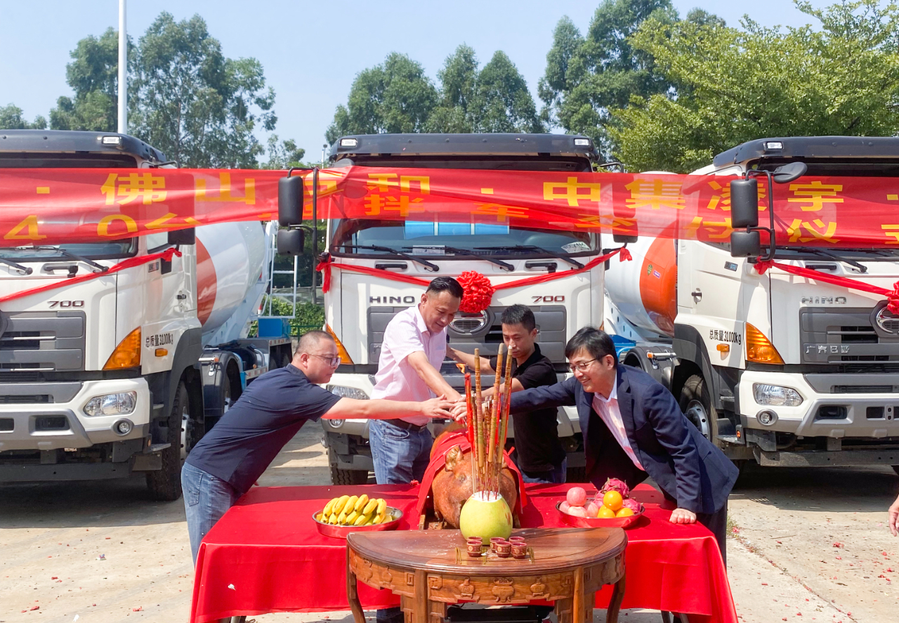 喜氣洋洋共相聚，40臺凌宇攪拌車交付大客戶！
