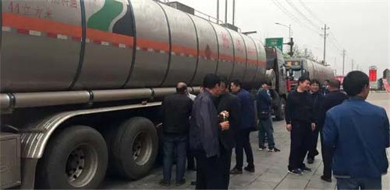 中集凌宇：三晉大地現(xiàn)新潮液罐車，引來200多人圍觀