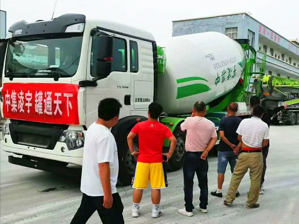 開攤啦！凌宇攪拌車“擺攤兒”湖北，客戶當(dāng)場下單！