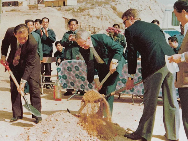 人民日?qǐng)?bào) | 麥伯良：敢闖敢試，泥路走成幸福路