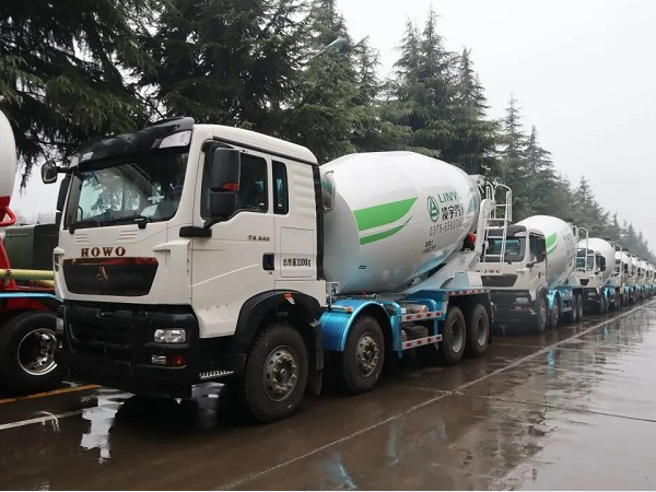 春雨濛濛，氣勢如虹！凌宇攪拌車震撼發(fā)車！