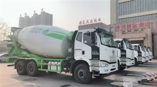 中集凌宇攪拌車進(jìn)駐神秘雪域古城，為當(dāng)?shù)氐慕ㄔO(shè)和經(jīng)濟(jì)發(fā)展奉獻(xiàn)力量